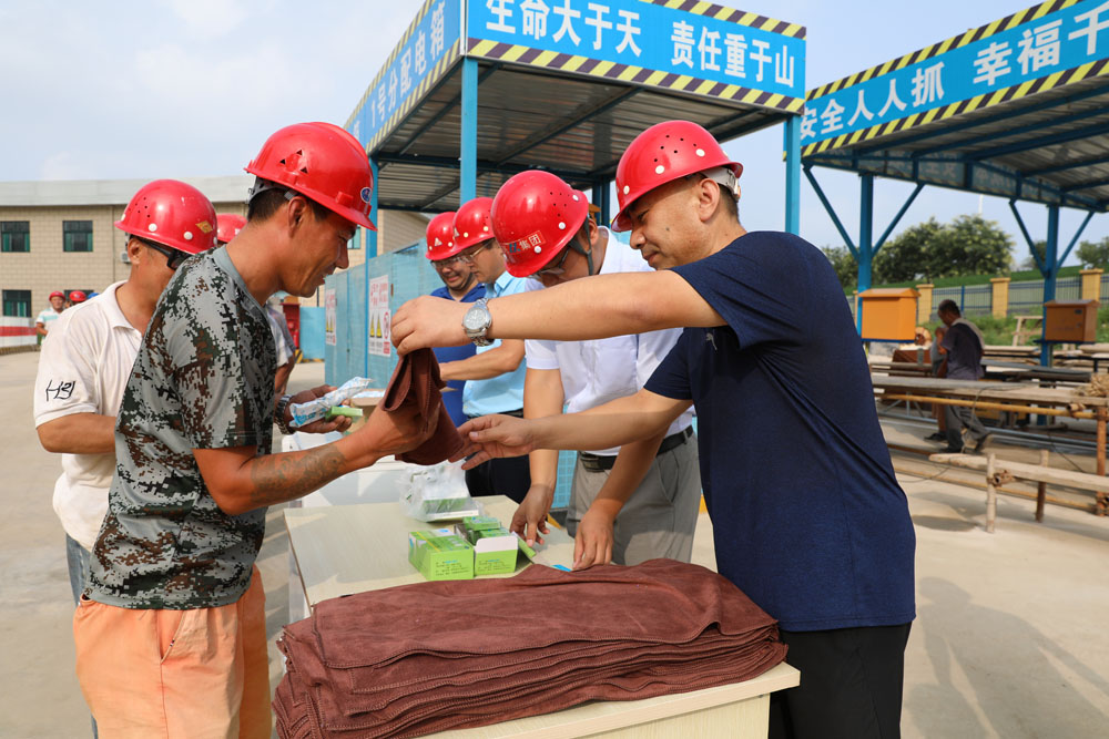 開發公司開展夏日送清涼活動