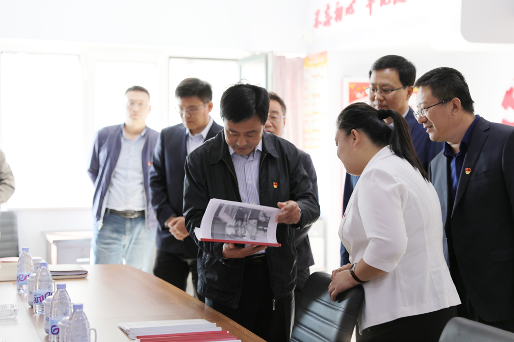 德城區委書記鞏洪波到物業黨小組參觀指導黨建工作