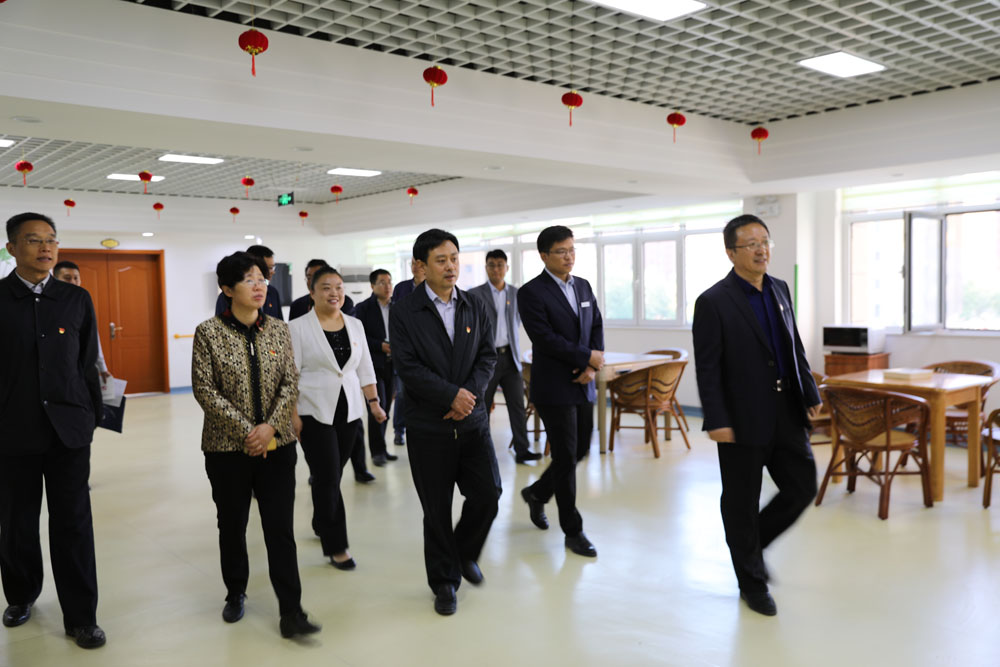 德城區委書記鞏洪波到物業黨小組參觀指導黨建工作