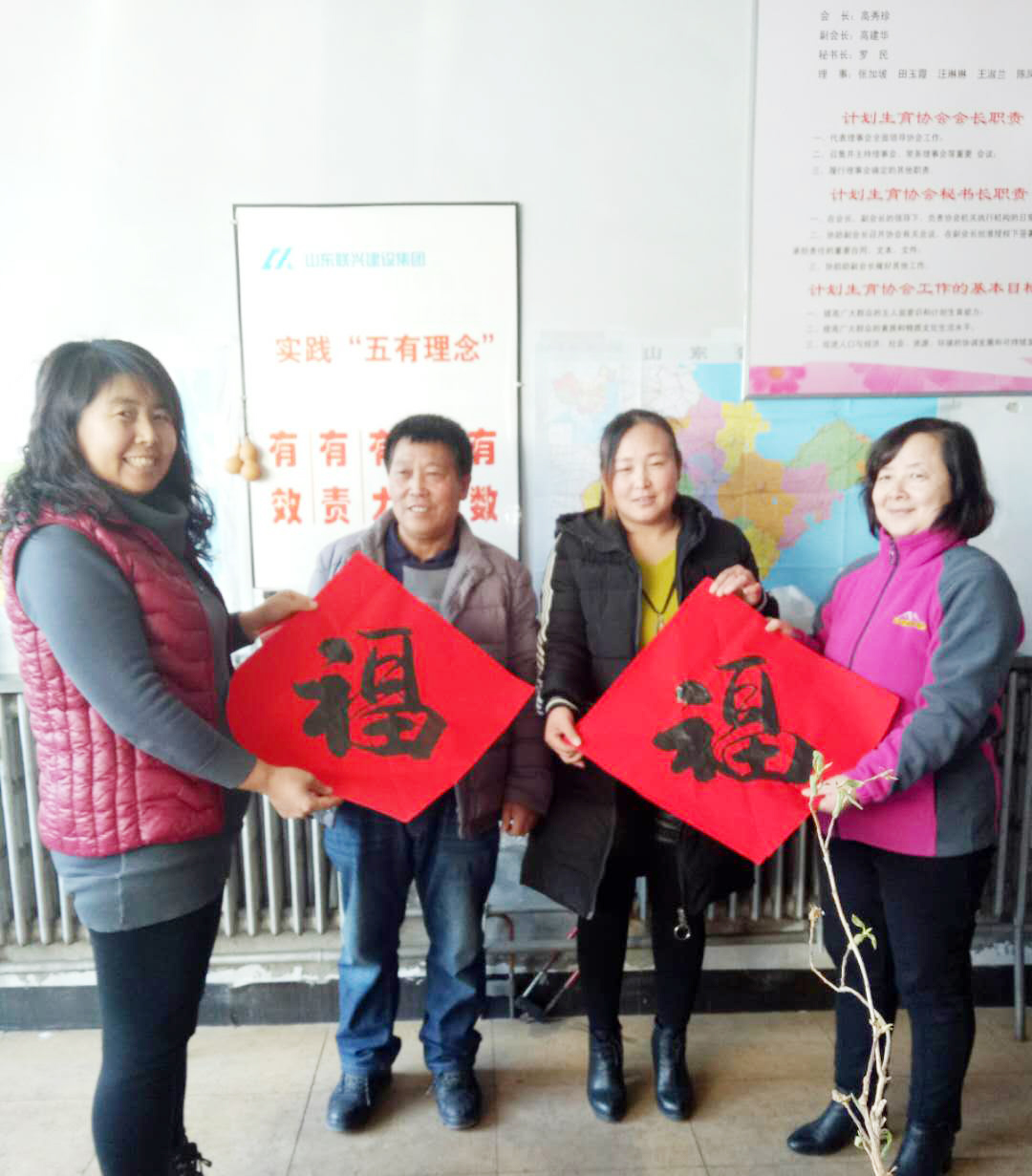 市場部為商戶贈春聯 送祝福